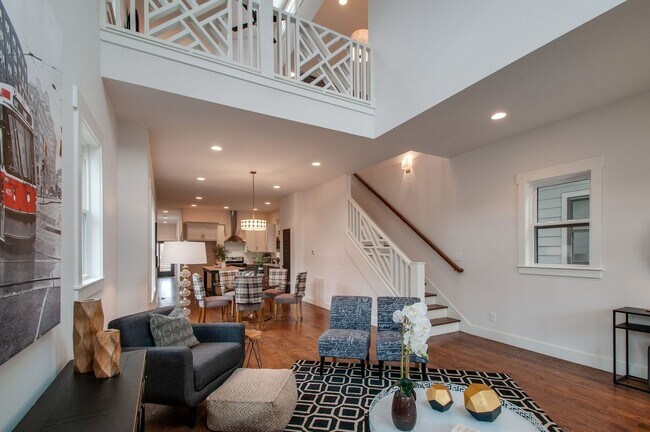 Foto del edificio - Amazing Location - 3 Bed, 2.5 Bath w/ Vaulted Ceilings and Covered Deck