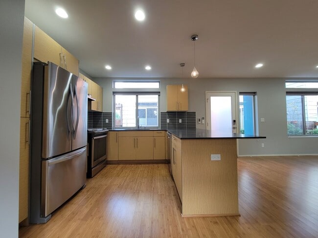 Foto del edificio - Stylish Detached Home in East Capitol Hill...