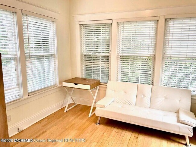 Foto del edificio - 217 Elberon Blvd