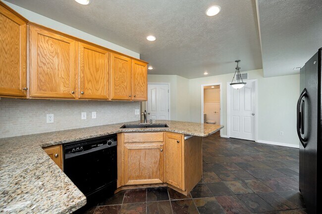 Building Photo - Picturesque South SLC Townhome w attached ...
