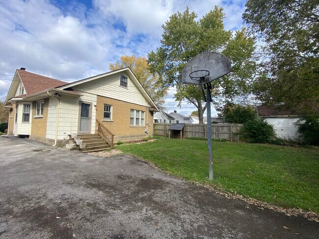 Building Photo - 916 Highland Park Dr