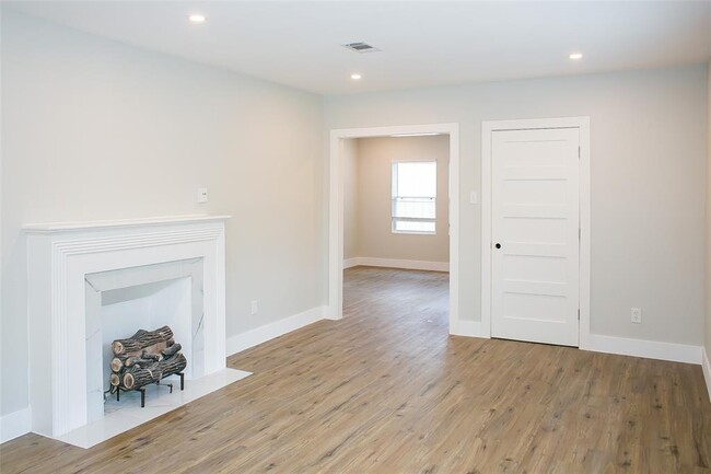 Building Photo - 2301 Albans Rd