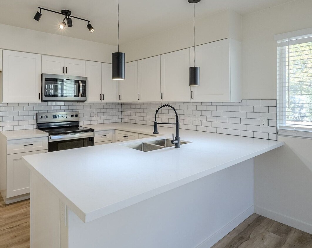 Foto principal - First floor fully updated unit!