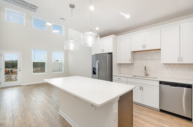 Building Photo - 605 Club View Way