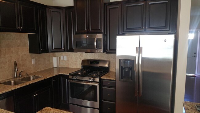 Foto del edificio - 2757 Silverthorn Dr