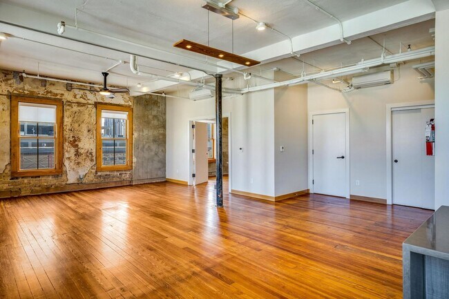 Foto del edificio - LUXURY   CONDOS IN THE HEART OF ALAMO CITY