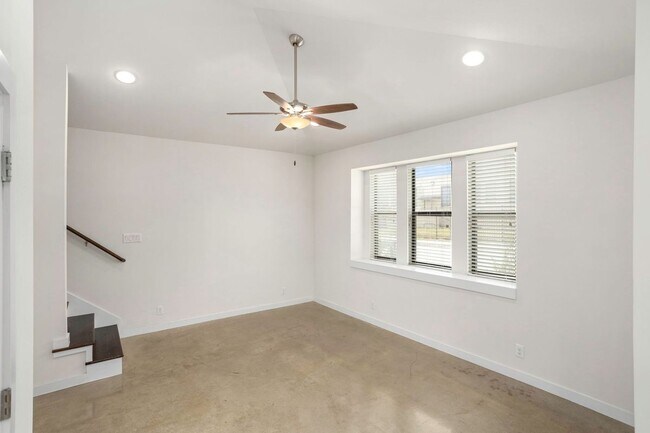 Building Photo - 623 Burleson St