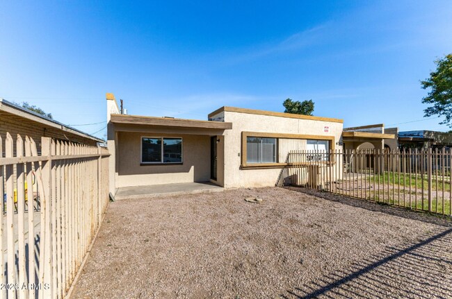 Foto del edificio - 6742 W Palmaire Ave