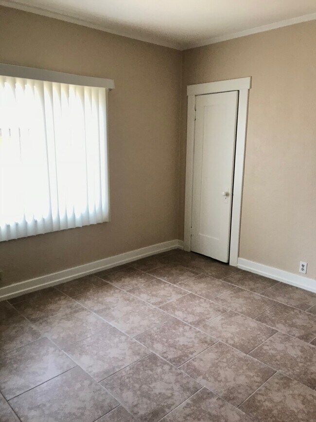 Building Photo - Adorable Wood streets 3 bd home