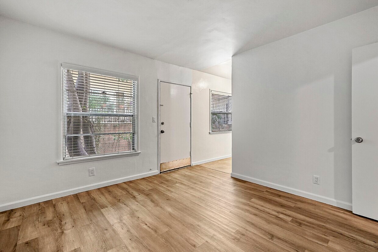 Primary Photo - 1728 Granville Ave