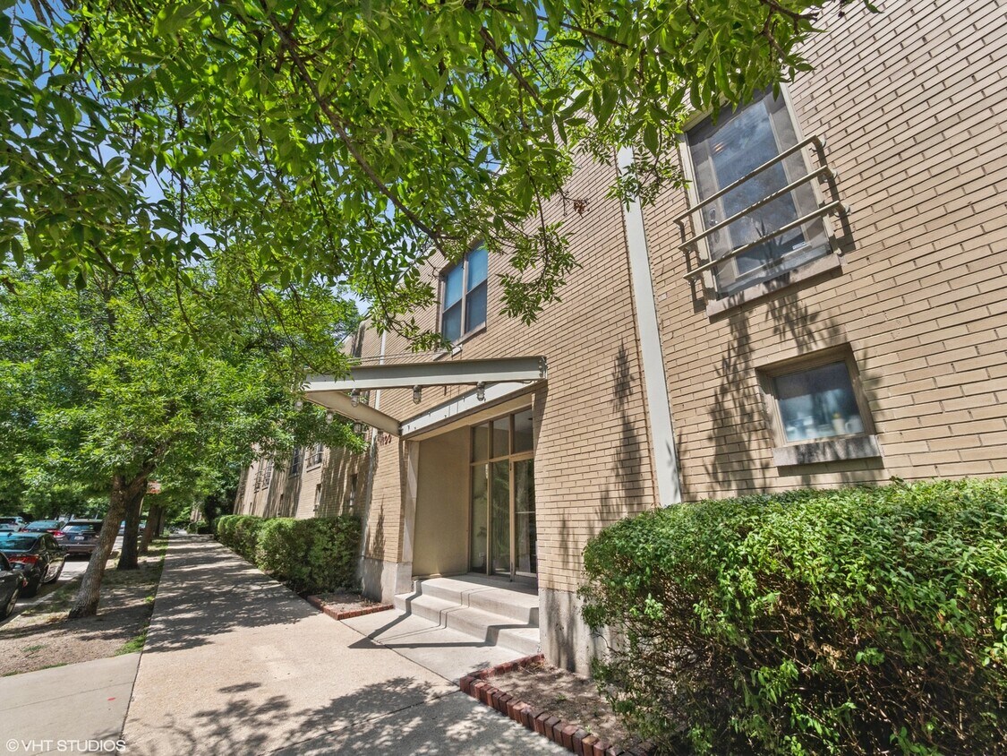 Primary Photo - 1100 W Cornelia Ave