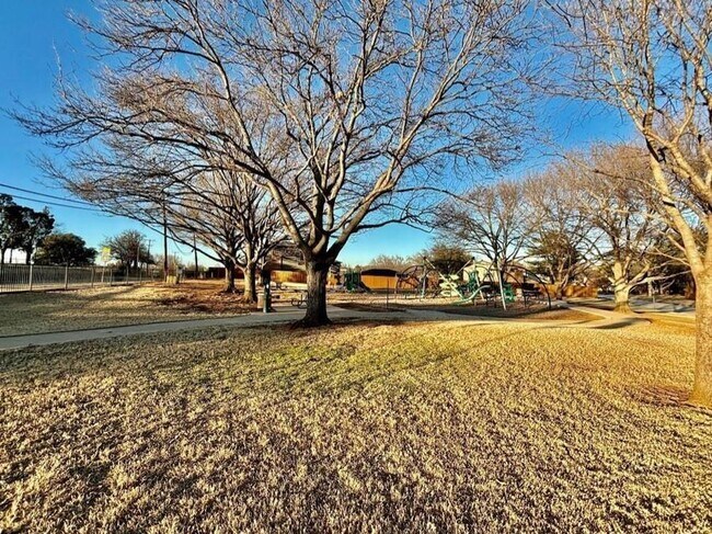 Building Photo - Apartments near Grapevine Lake