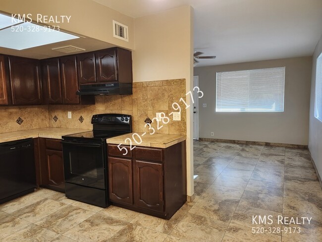 Building Photo - 2565 N Fair Oaks Ave