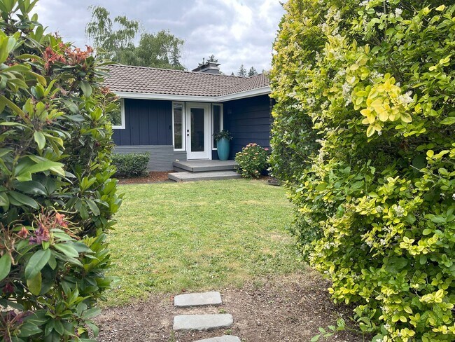 Foto del edificio - Spacious 4-Bedroom Home with Lush Landscap...