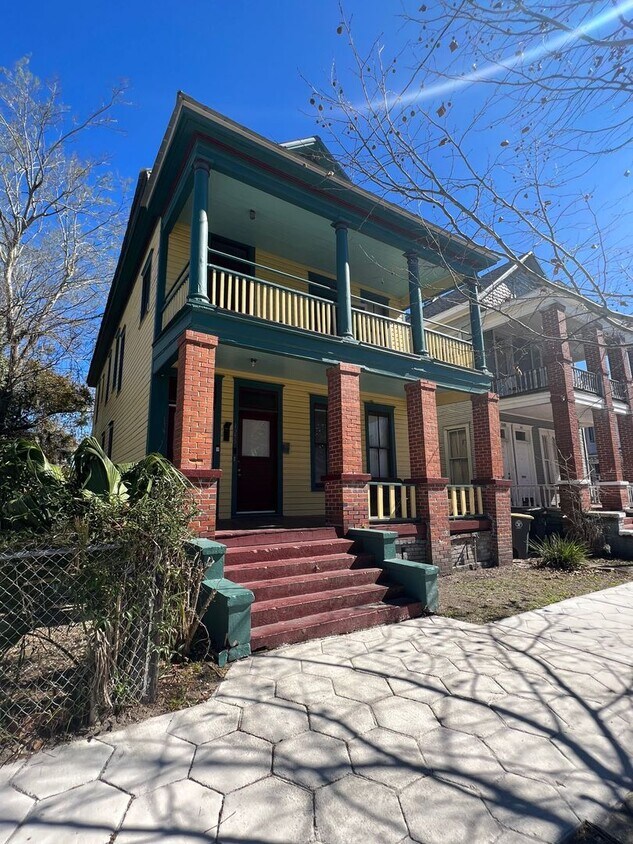 Primary Photo - 2 Bed / 1 Bath Upstairs Unit Near Downtown...