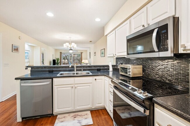 Foto del edificio - 390 Pinehurst Ln