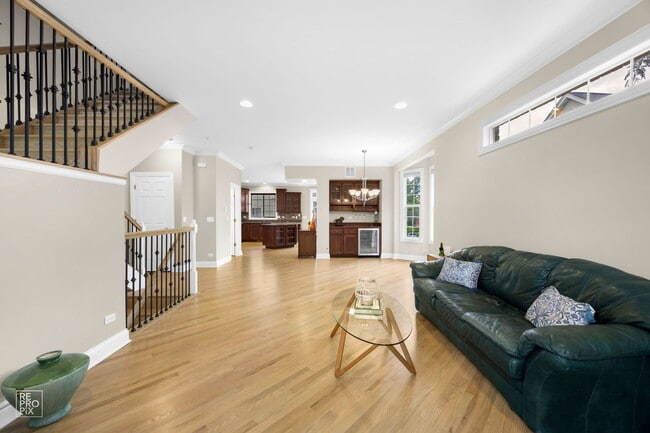 Building Photo - 940 Shandrew Dr