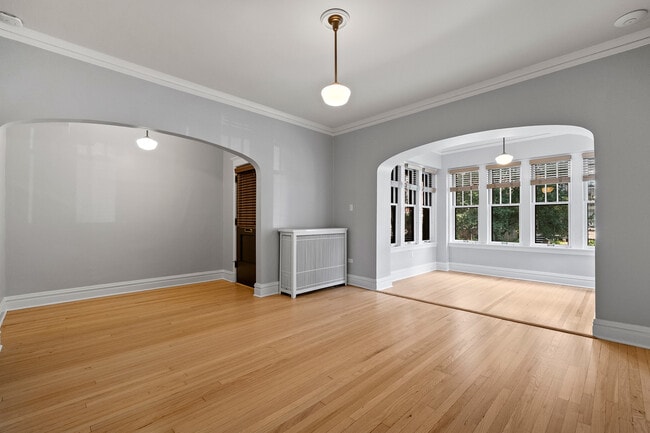 Building Photo - 1335 W Thorndale Ave