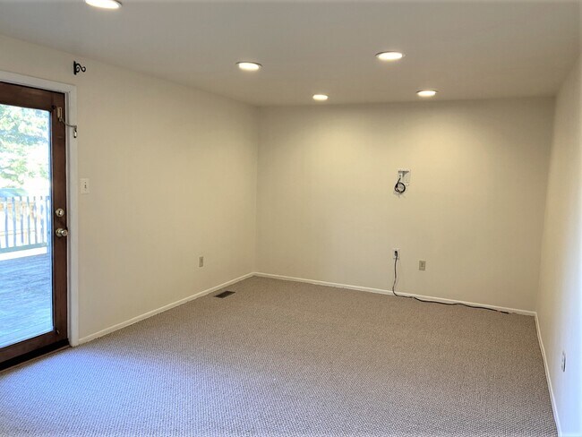 Sala de estar con luces empotradas - 17534 Kohlhoss Rd