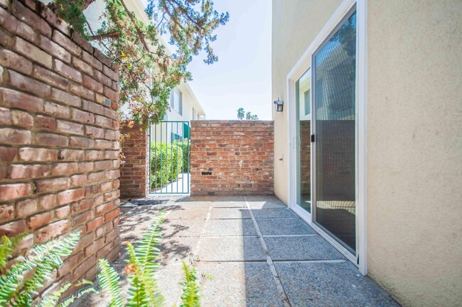 Building Photo - 5085 N Roosevelt Ave