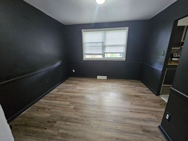 Building Photo - 4 Bedroom