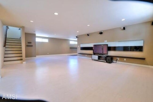 Building Photo - 5 br, 3.5 bath House - 1279 W. 23rd St