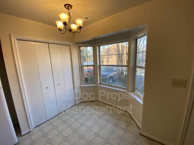Foto del edificio - 16128 Clarence Ct