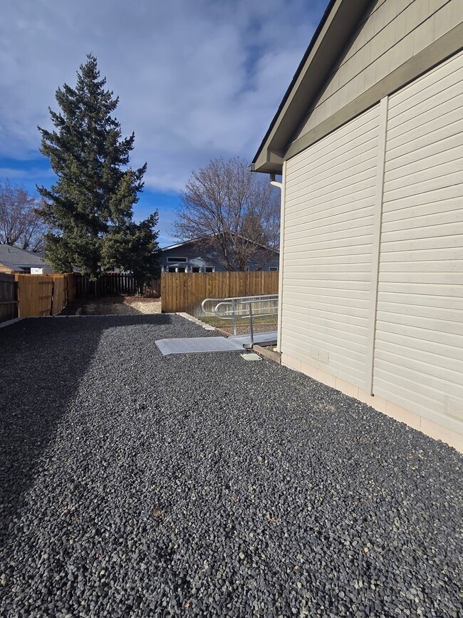 Foto del edificio - 1920 square foot single family home has 4 bedrooms and 2.0 bathrooms.