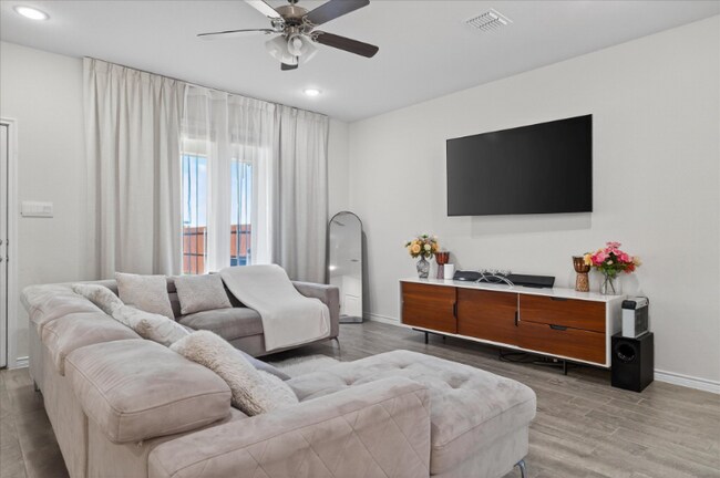 Foto del edificio - 8129 Trudy Ln