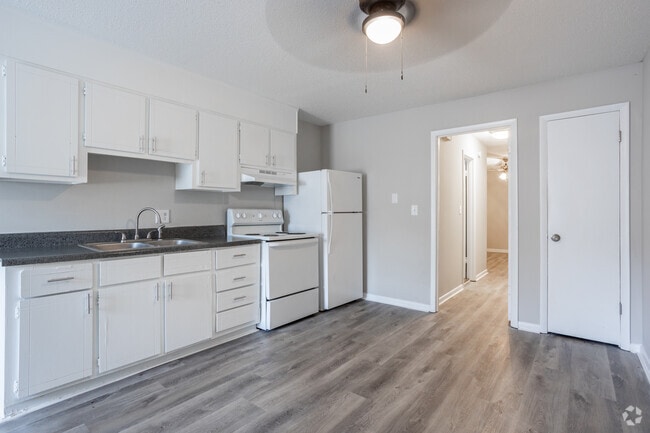 1HAB, 1BA - 600 ft² - Stonehenge Apt