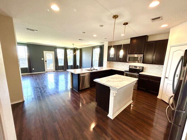 Foto del edificio - *COMING SOON* 3 Bedroom / 2.5 Bath Home W/ Office Room Near Brooks City Base!