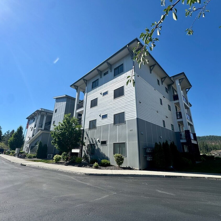 Primary Photo - Beautiful river front condo move in ready!