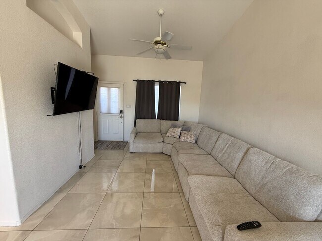 Foto del edificio - Yuma Meadows Townhouse - Furnished / Unfurnished