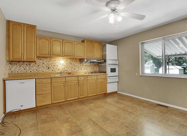 Kitchen - 11719 Hollycrest Dr