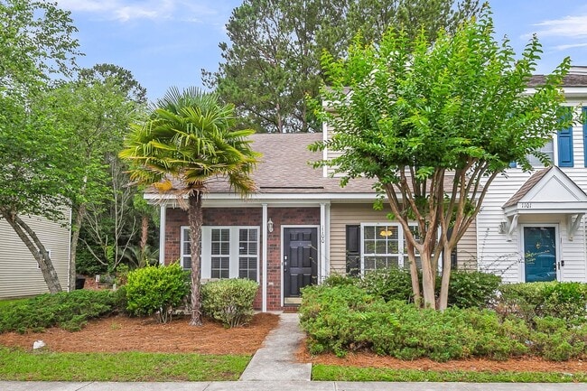 Building Photo - Spacious Townhome Prime Location!