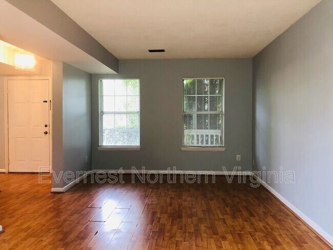 Building Photo - 5589 Roundtree Dr