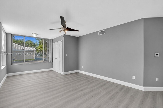 Foto del edificio - 2881 N Oakland Forest Dr