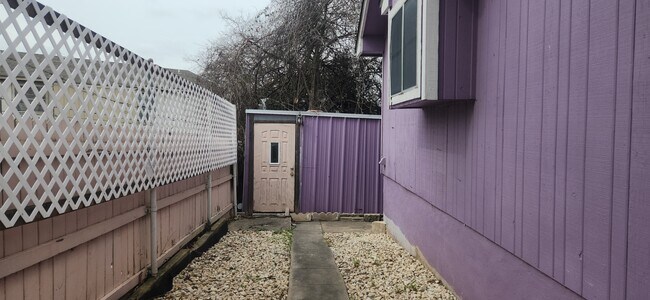 Trasero - 605 E Applegate Dr