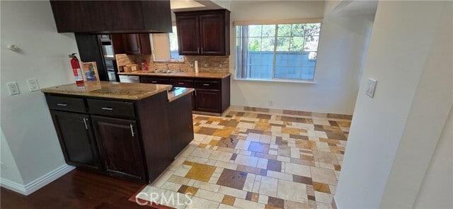 Foto del edificio - 9741 Haines Canyon Ave