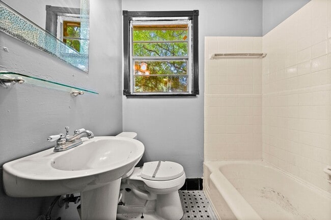 Building Photo - 608 Carol Marie Dr
