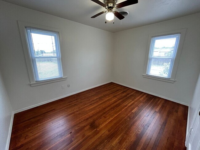 Building Photo - Spacious 2 bedroom with a garage and big b...