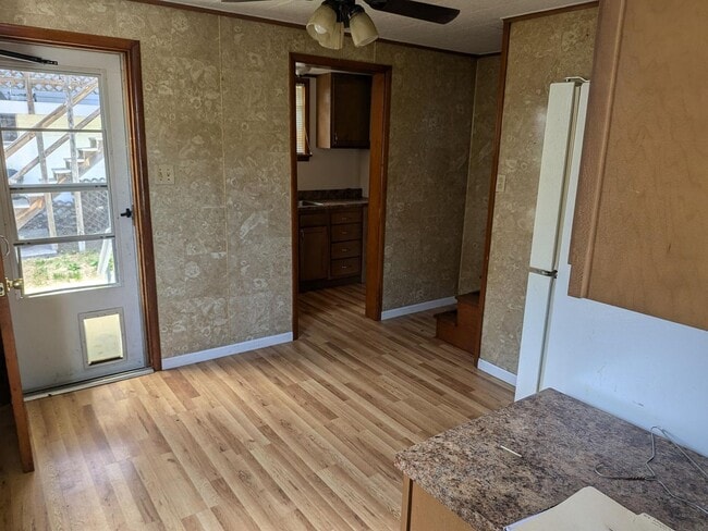 Building Photo - Fallowfield Ave Duplex