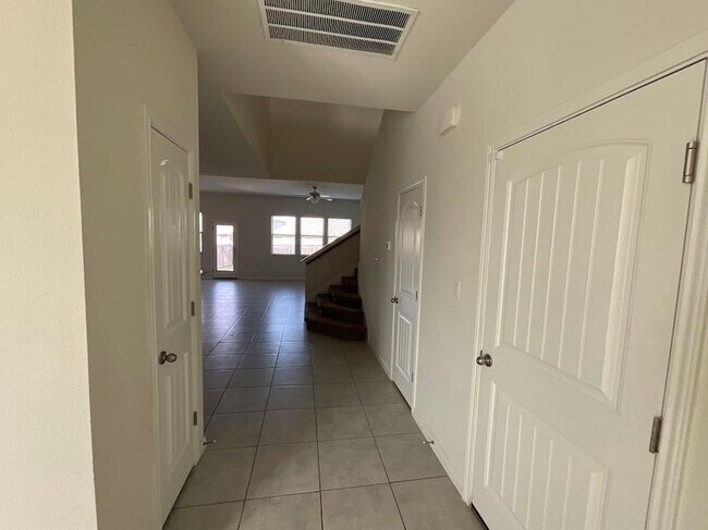 Building Photo - 1028 Sundrops St