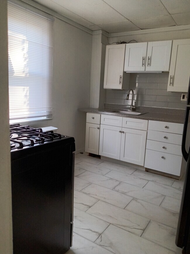 Kitchen - 4114 Harris Ave