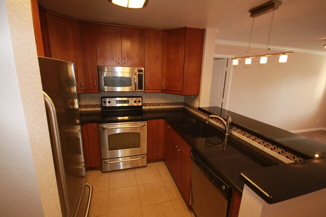 Building Photo - 2 Bedroom Upgraded Condo Close to UCSD