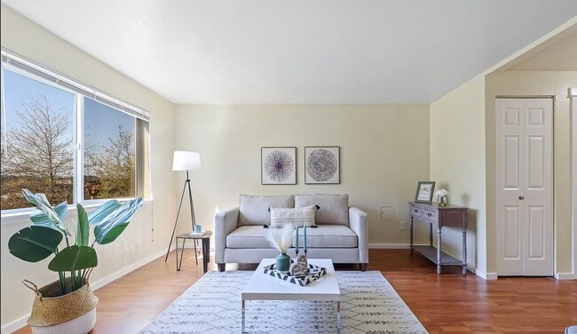 Foto del edificio - Stunning 2 Bed 2 Bath Bellevue Condo w/ Community Pool, Cabana, Exercise Room and More!
