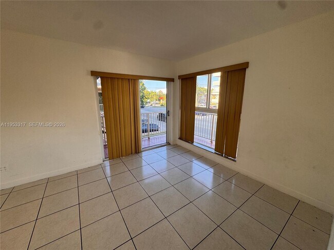 Foto del edificio - 1595 NE 125th St