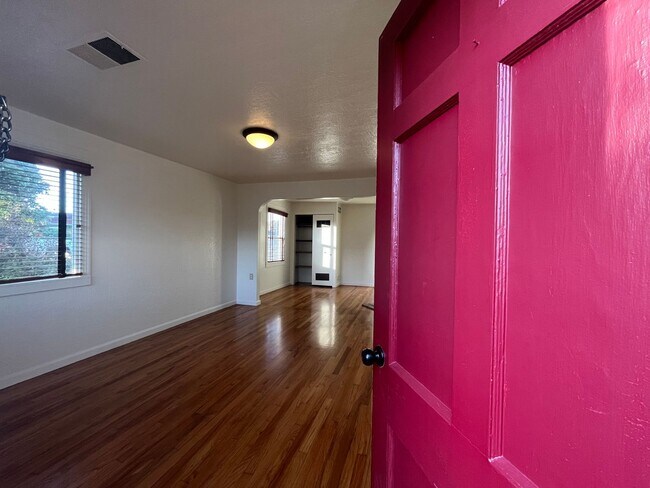 Foto del edificio - Pet Friendly! 2 Bed, 1 Bath Home with a Fu...