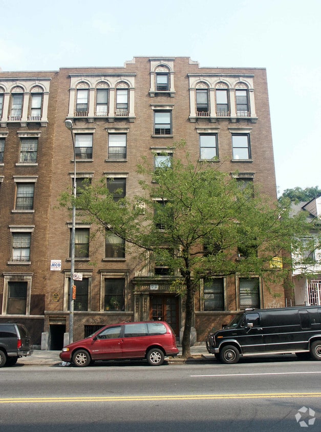Primary Photo - 2324 University Ave