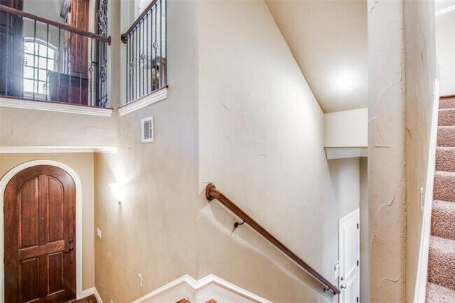 Building Photo - 3 bedroom in Irving TX 75063